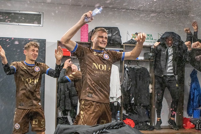 记者：朱辰杰还不能完整参与合练，出战河南队的可能性不大.